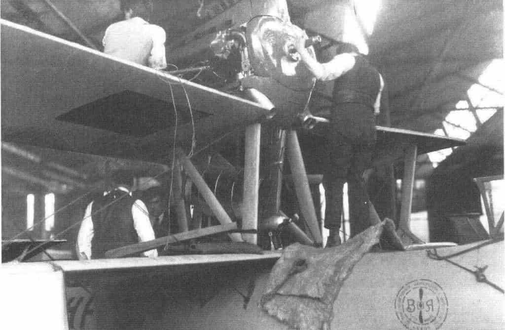 Сборка винтомоторной группы летающей лодки «Пеллет» на заводе фирмы «Блекберн»